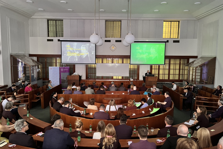 Titulná fotka - Konferencia